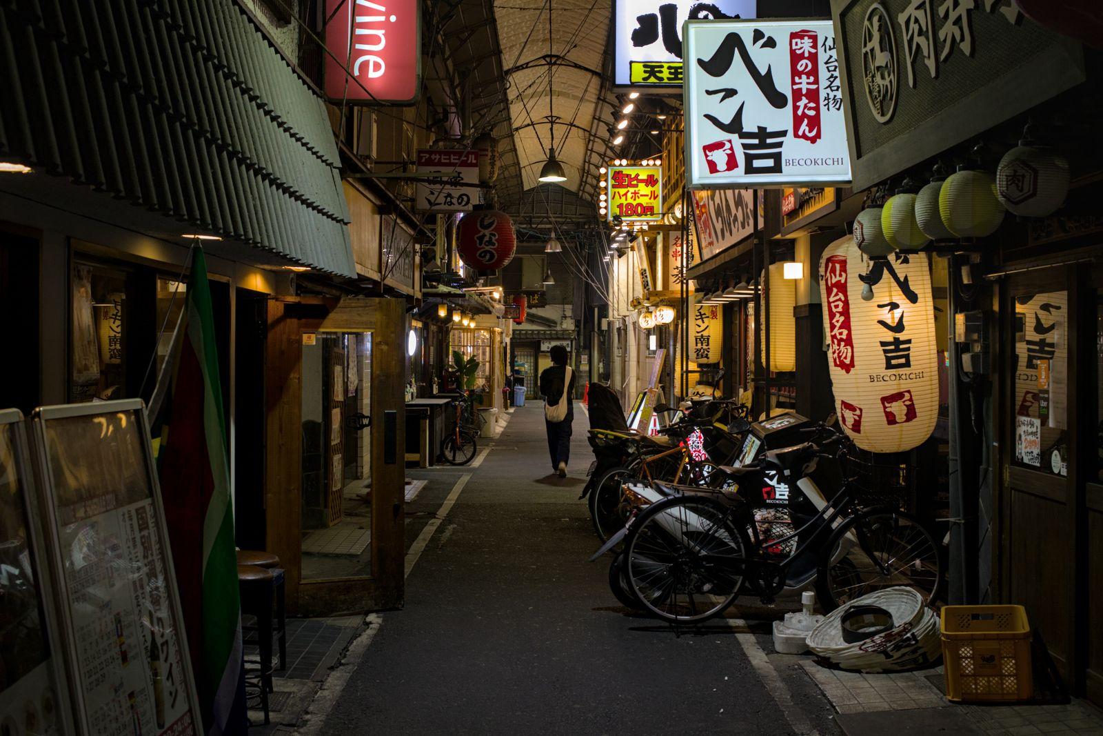 A quiet Osaka alley at night, lanterns on, no sign in sight